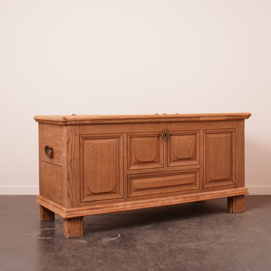 Coffre en chêne aérogommé ancien