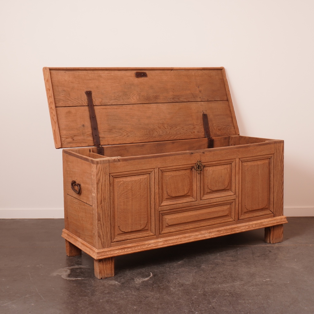 Coffre en chêne aérogommé ancien