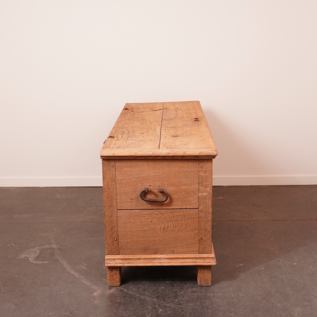 Coffre en chêne aérogommé ancien