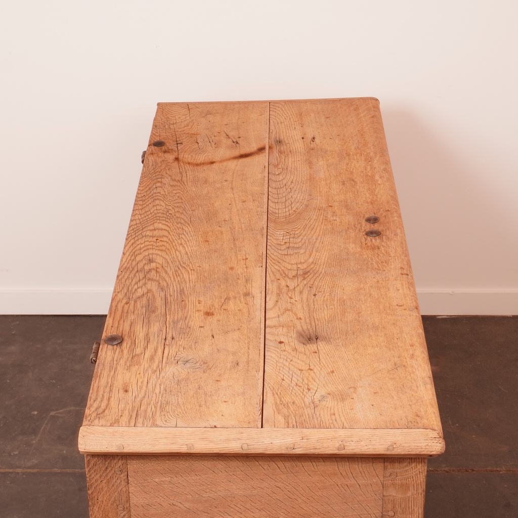 Coffre en chêne aérogommé ancien