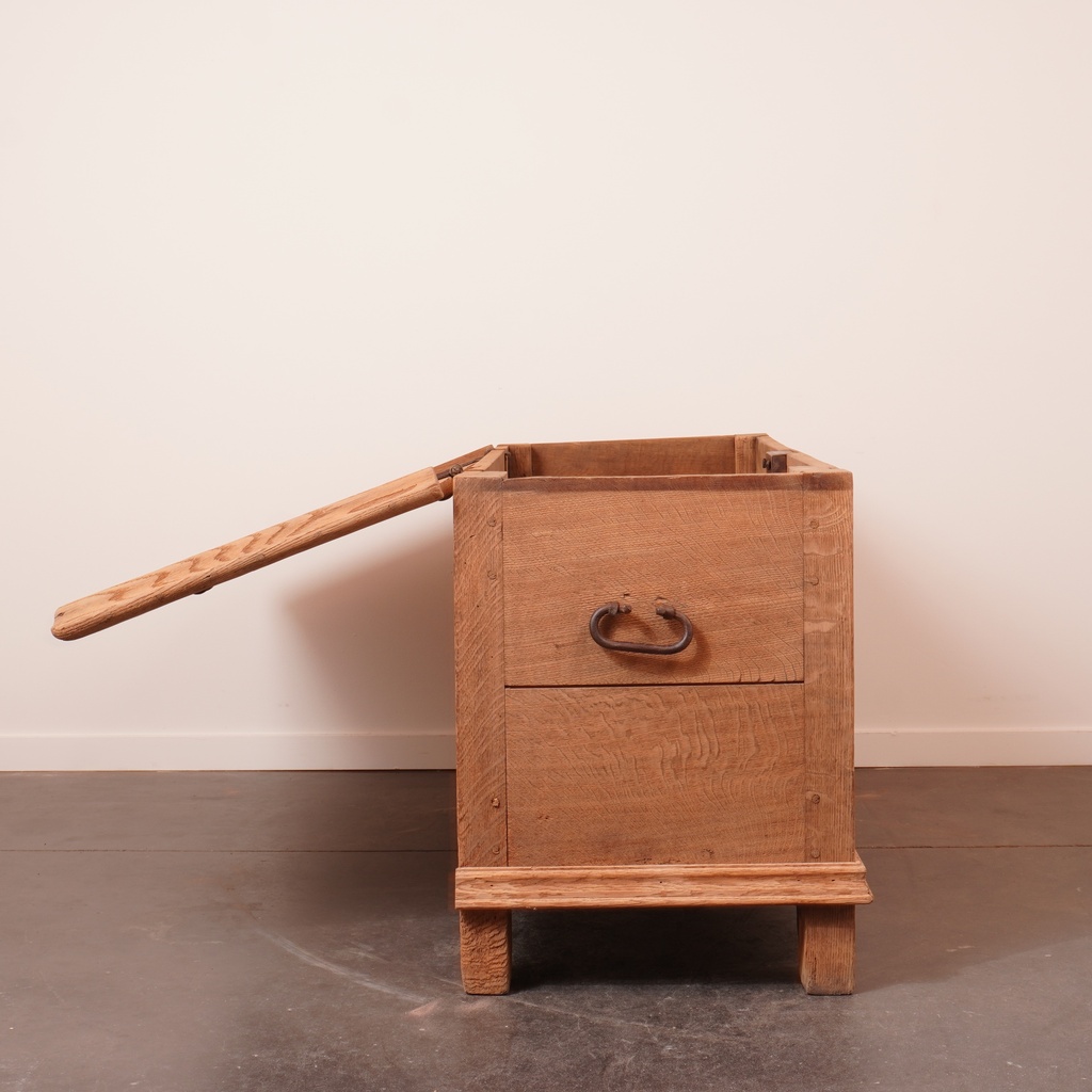 Coffre en chêne aérogommé ancien