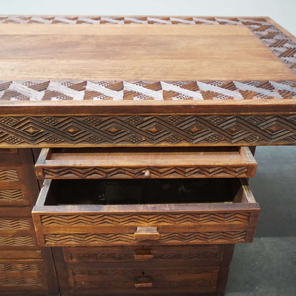 Ilot/bureau en bois sculpté