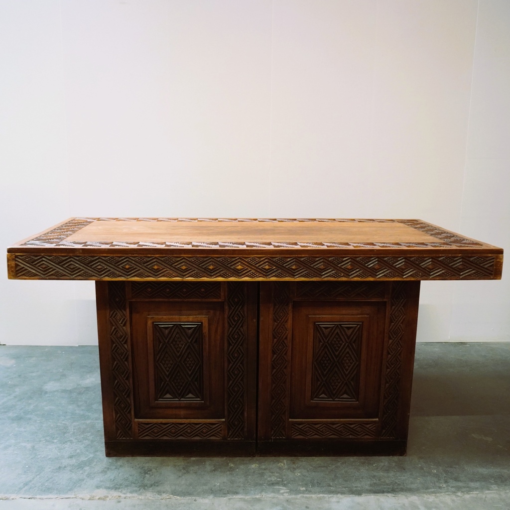 Ilot/bureau en bois sculpté