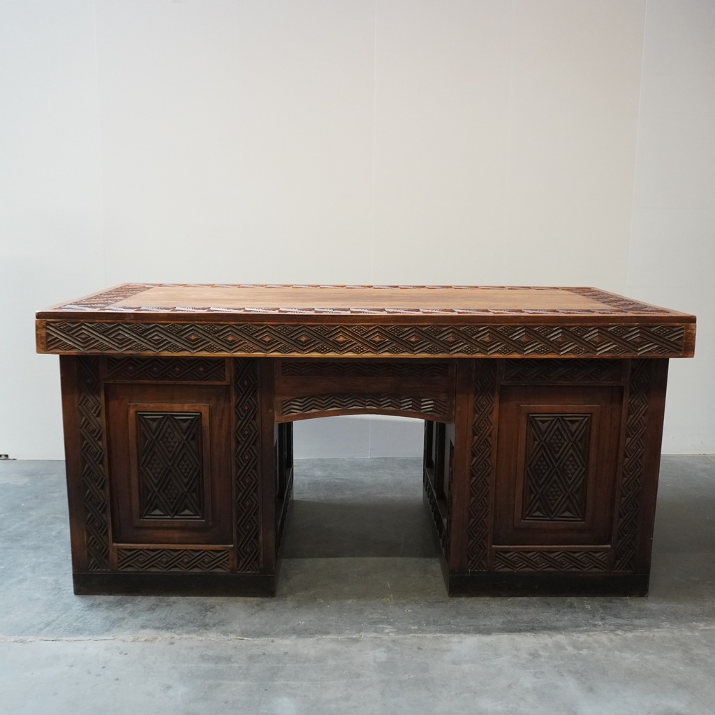 Ilot/bureau en bois sculpté