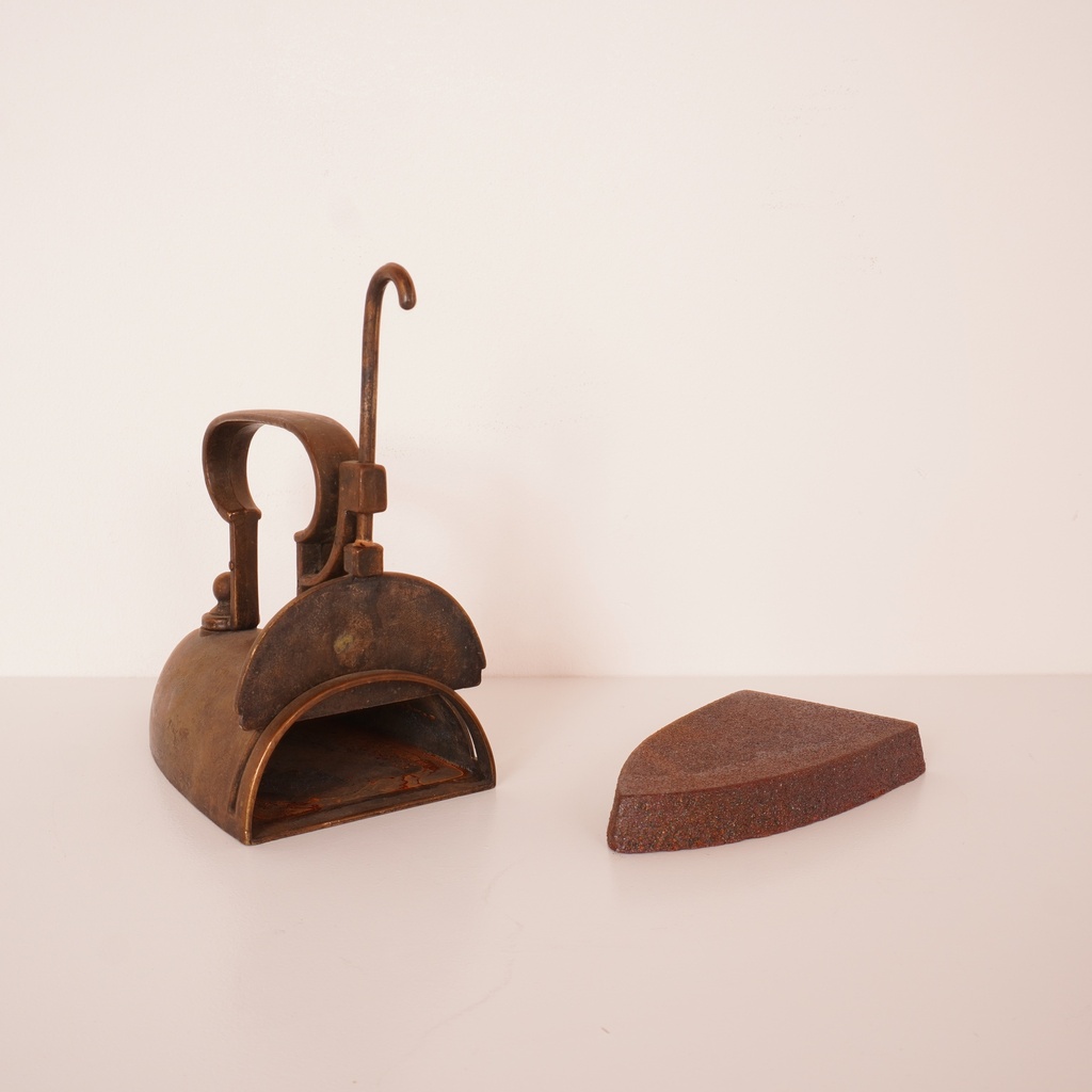 Fer à repasser ancien en laiton