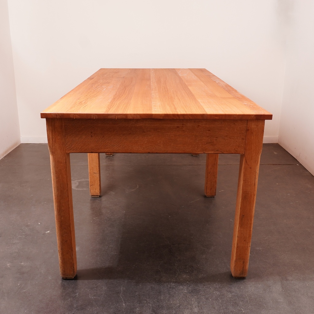 Table à manger avec tiroirs