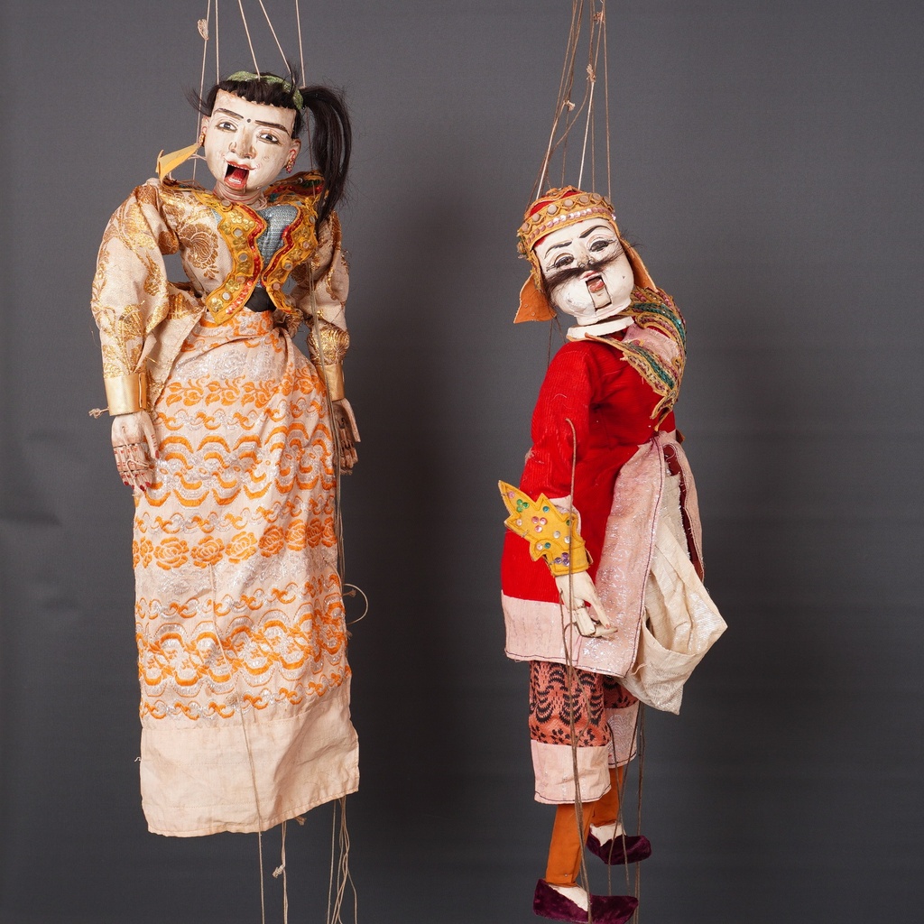 Paire de marionnettes asiatiques anciennes