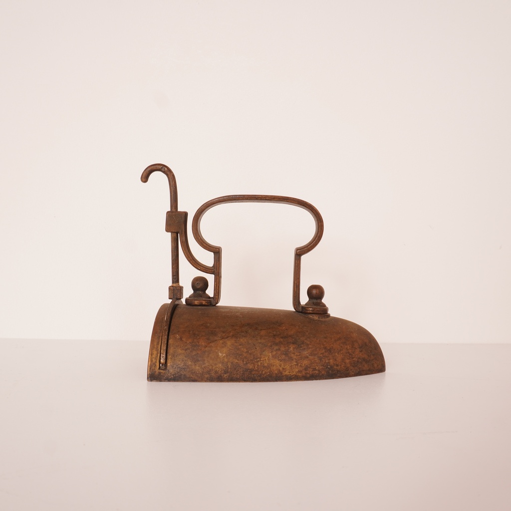 Fer à repasser ancien en laiton