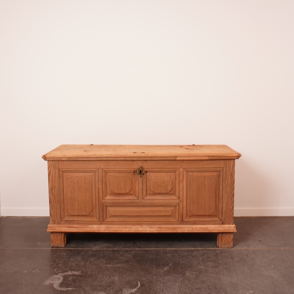 Coffre en chêne aérogommé ancien