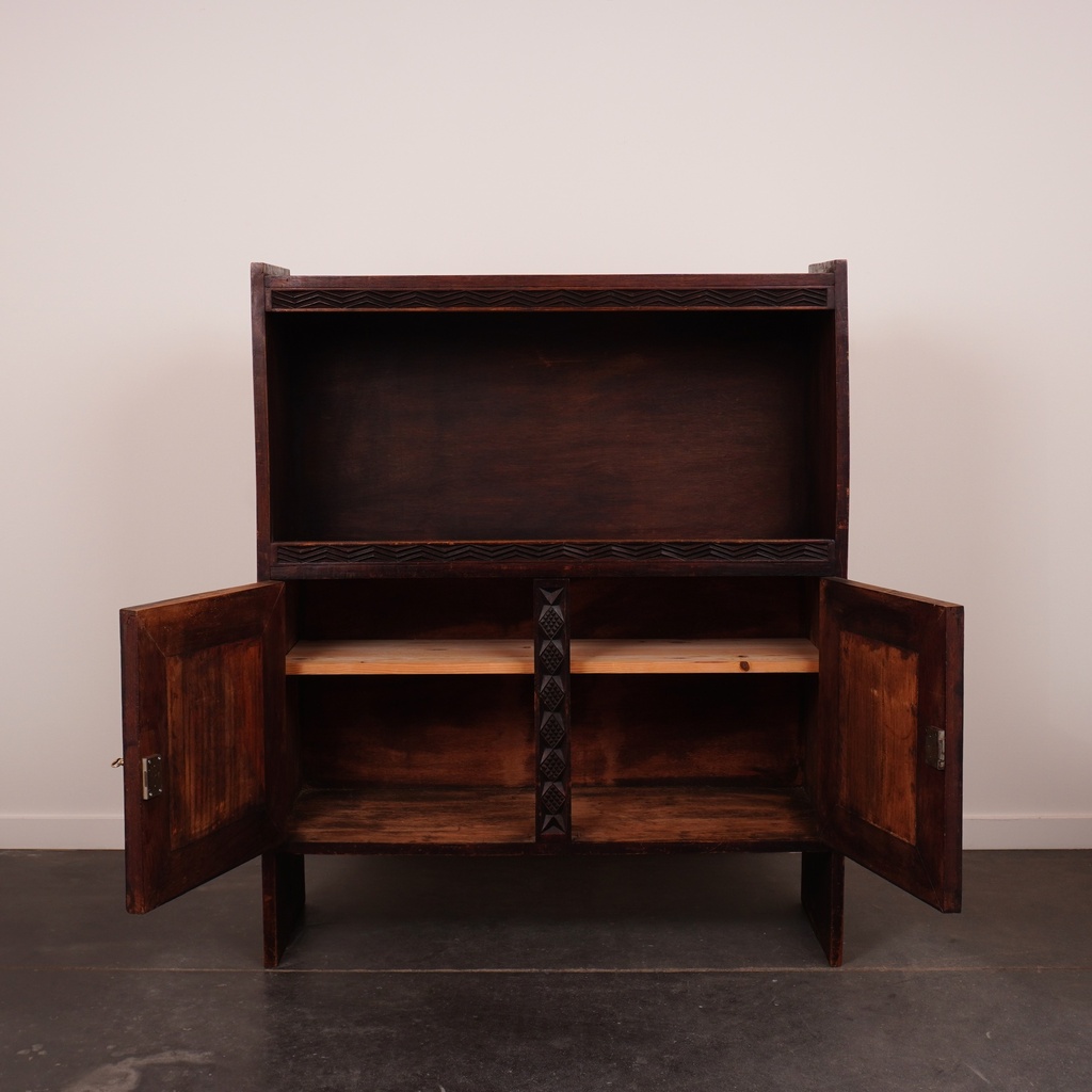 Meuble buffet en bois sculpté