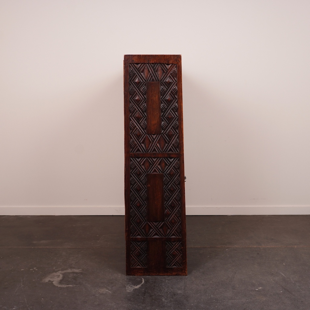 Meuble buffet en bois sculpté