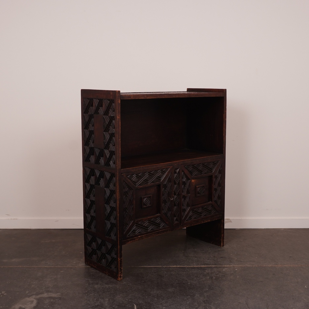 Meuble buffet en bois sculpté