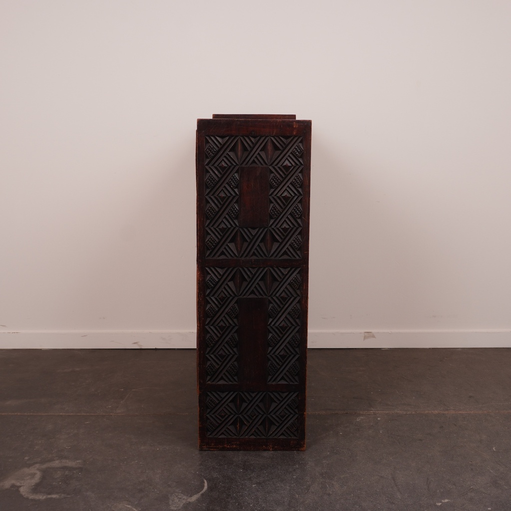 Meuble buffet en bois sculpté