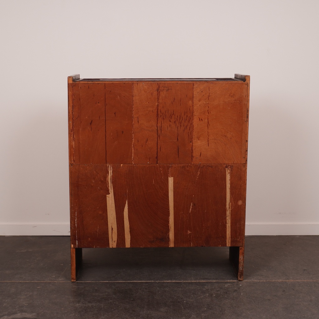 Meuble buffet en bois sculpté