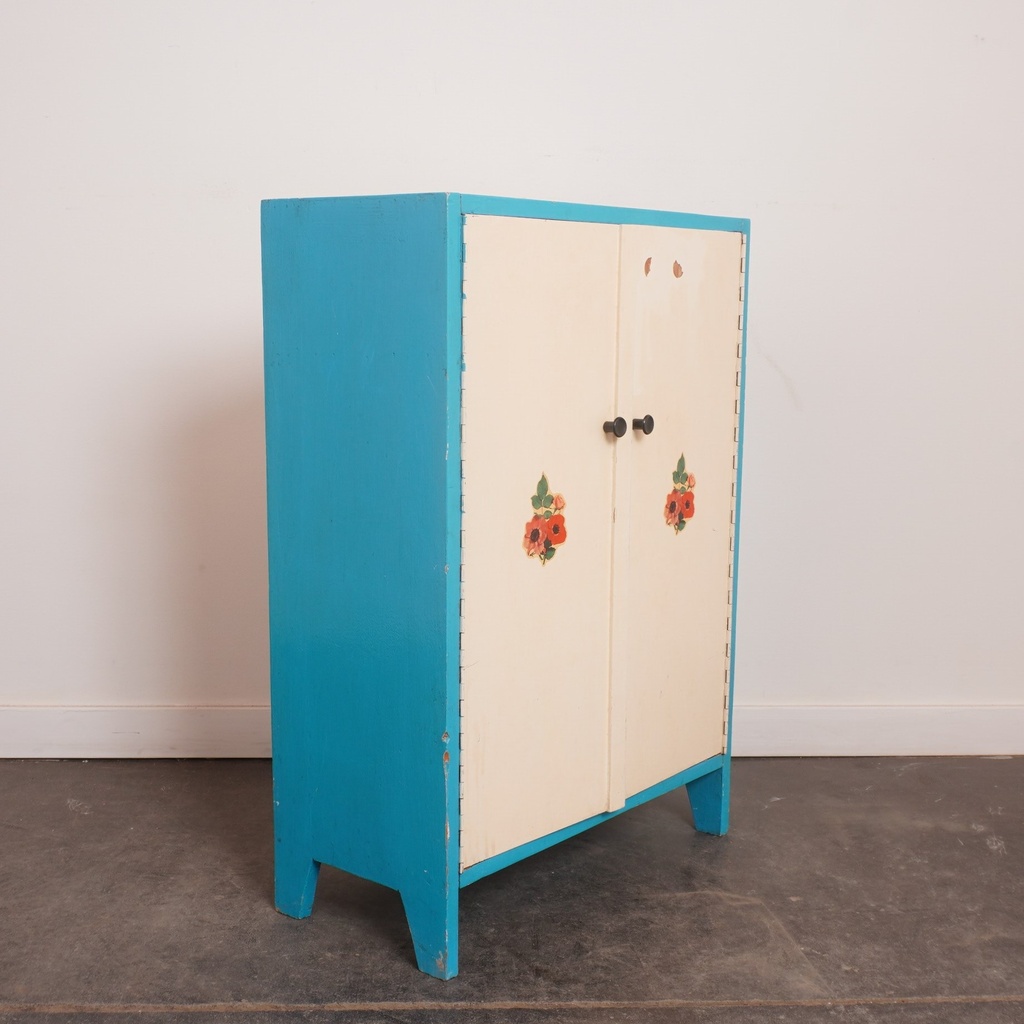 Meuble bleu et blanc motifs fleurs