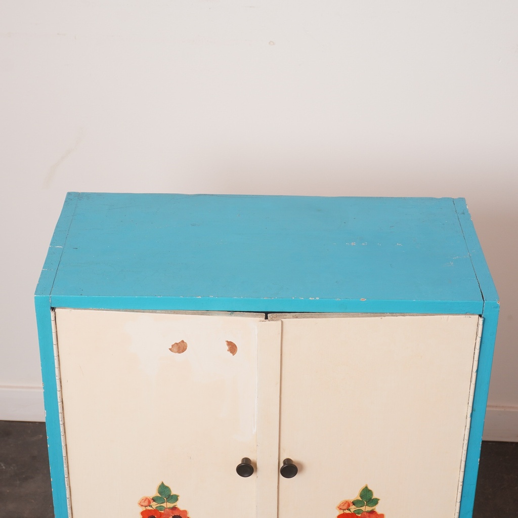 Meuble bleu et blanc motifs fleurs