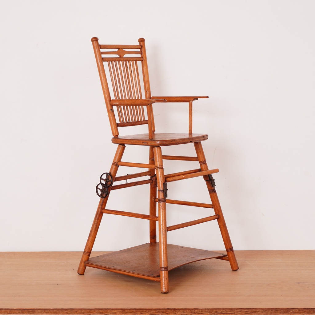 Chaise haute poupée vintage