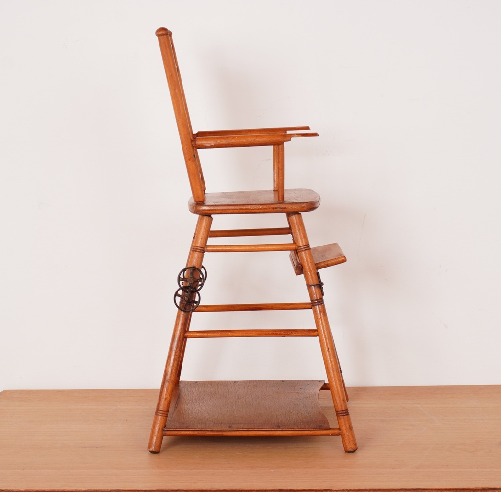 Chaise haute poupée vintage
