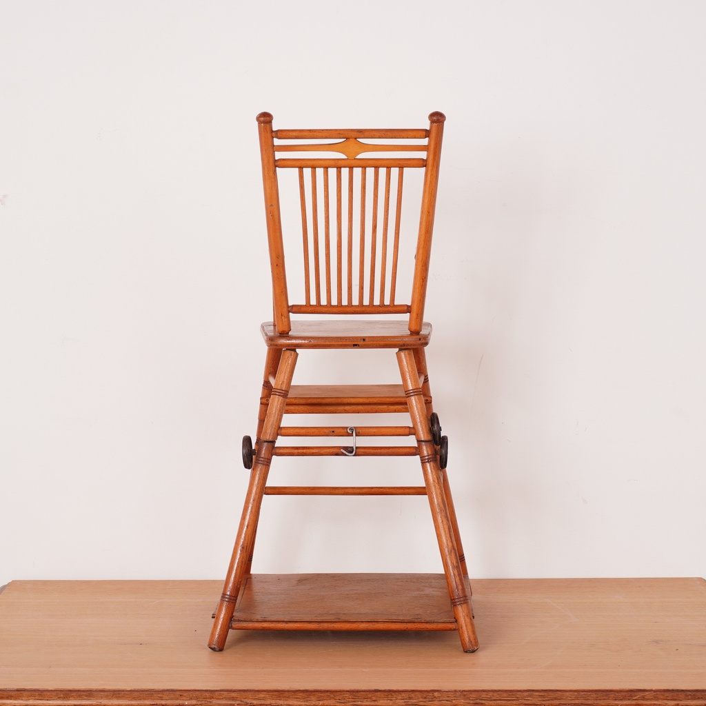 Chaise haute poupée vintage