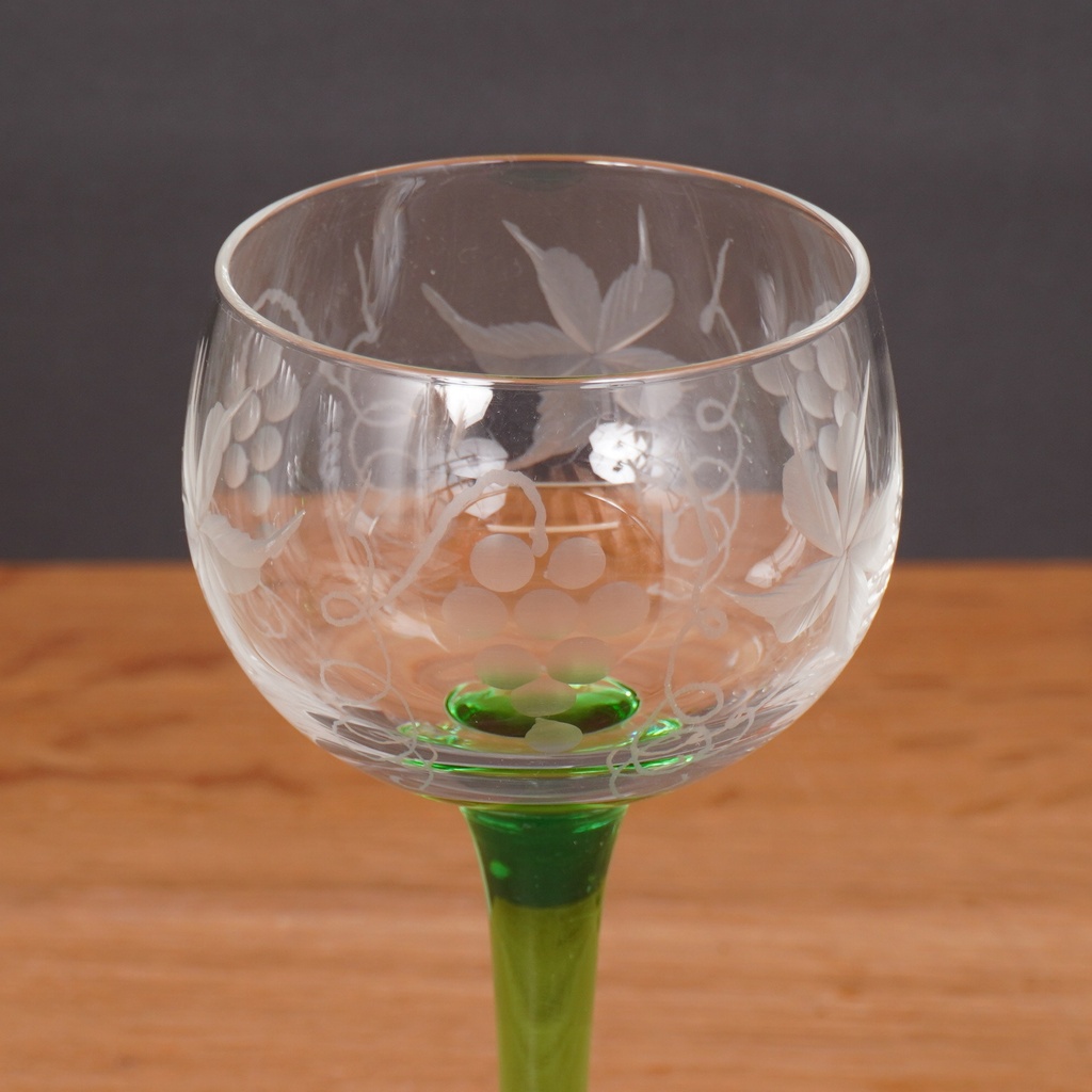 Série de 8 verres vin gravés d'Alsace