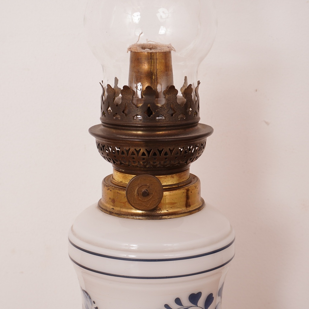 Lampe à pétrole opaline vintage