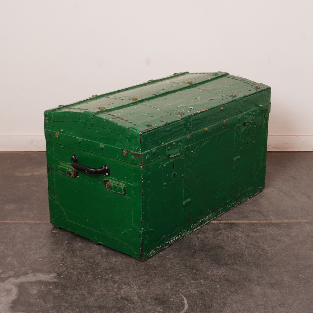 Coffre en bois peint vintage