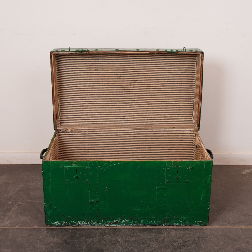 Coffre en bois peint vintage