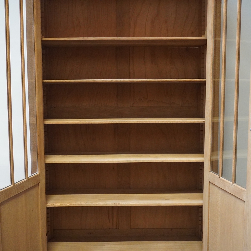Meuble vitré en bois aérogommé