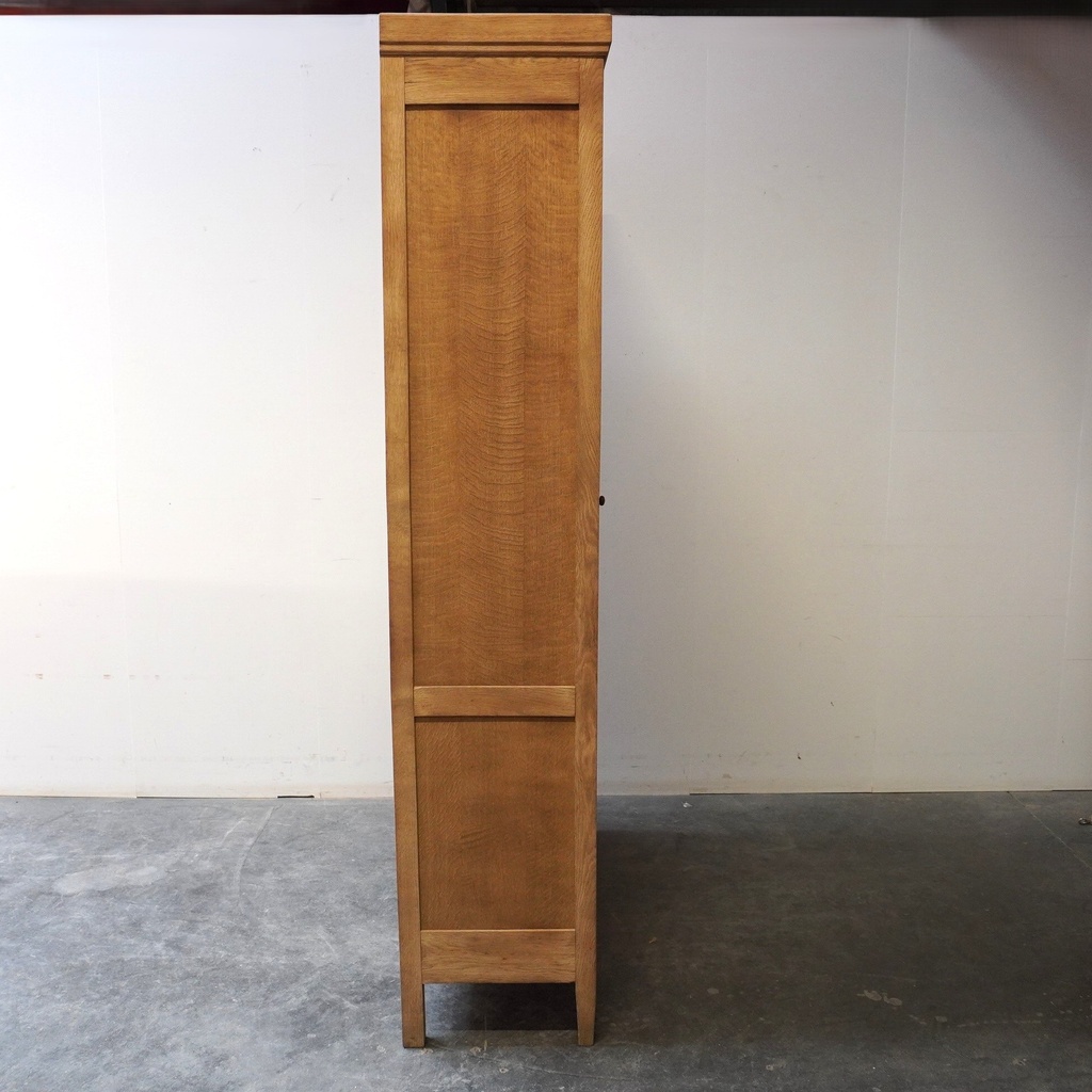 Meuble vitré en bois aérogommé