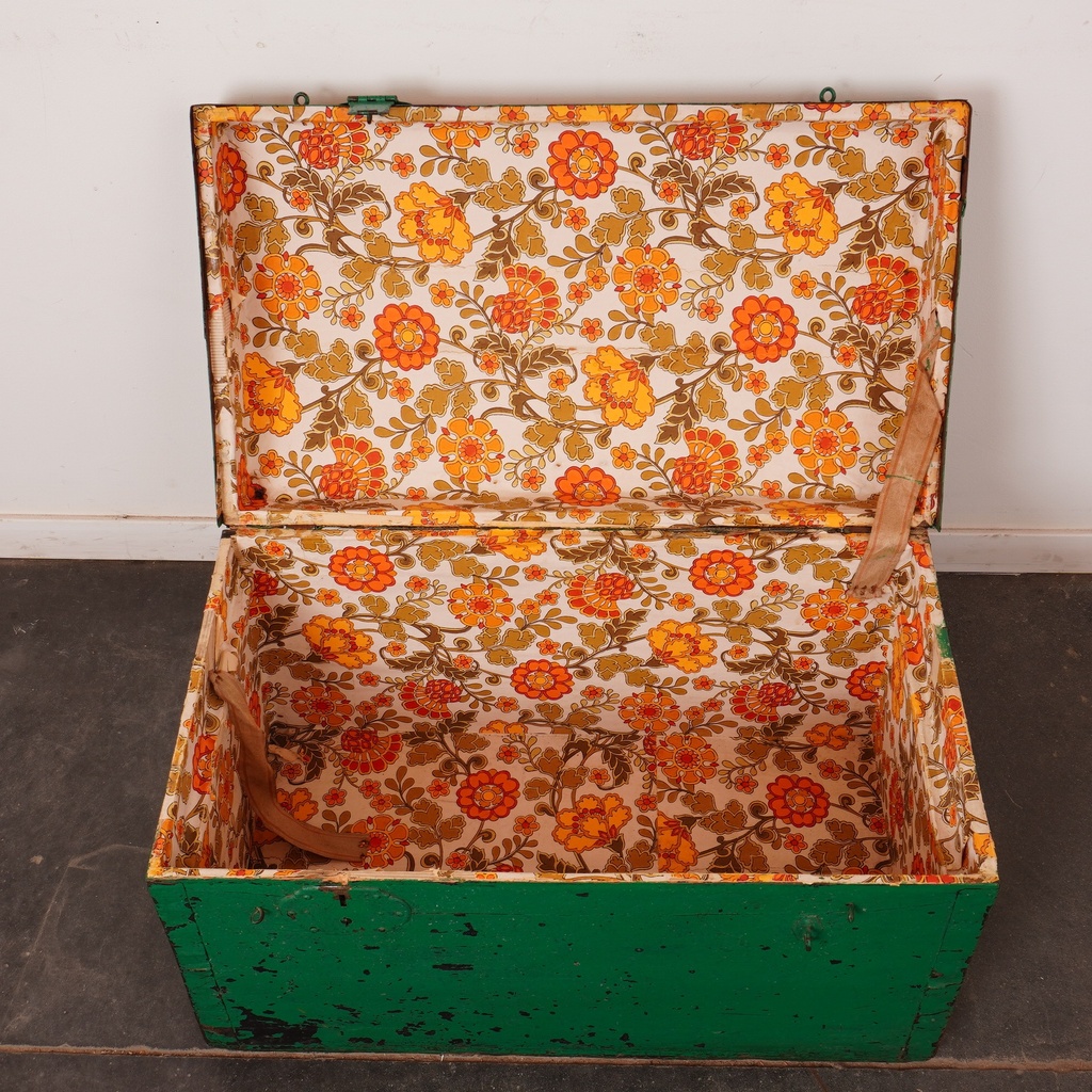 Coffre en bois peint vintage