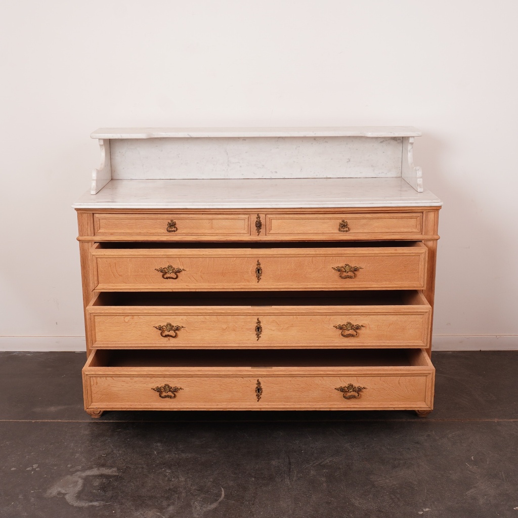 Meuble en bois aérogommé