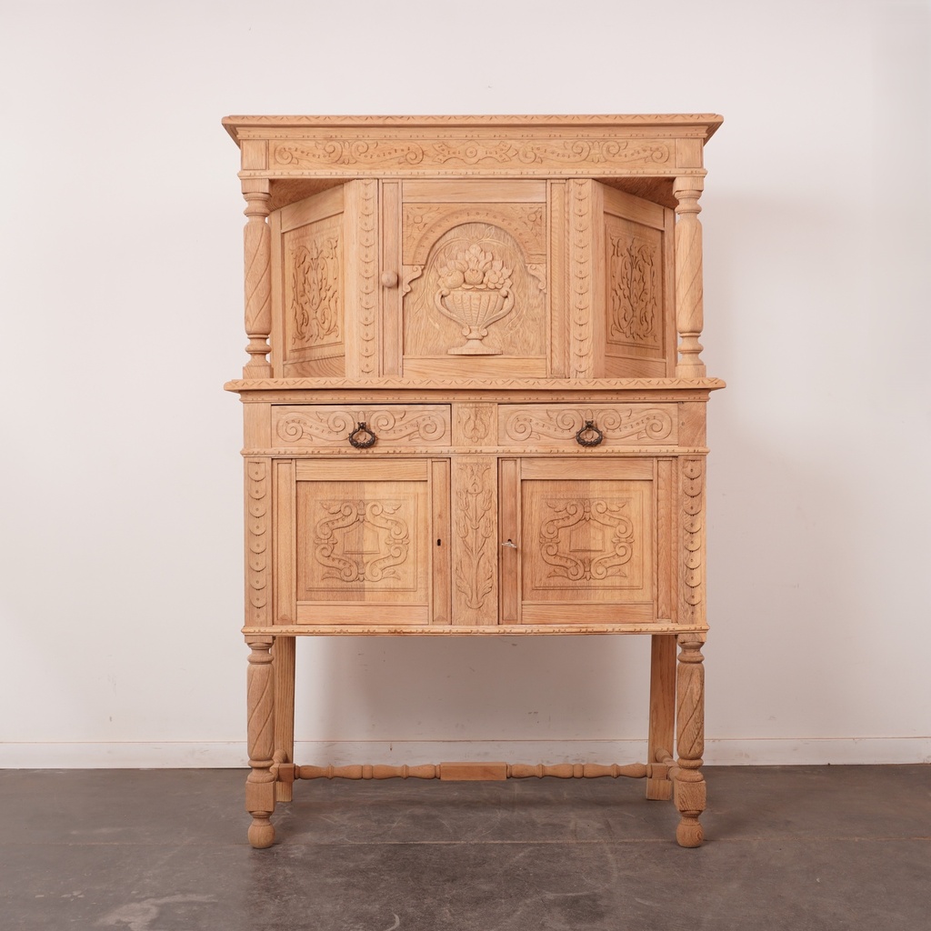 Meuble sculpté en bois aérogommé