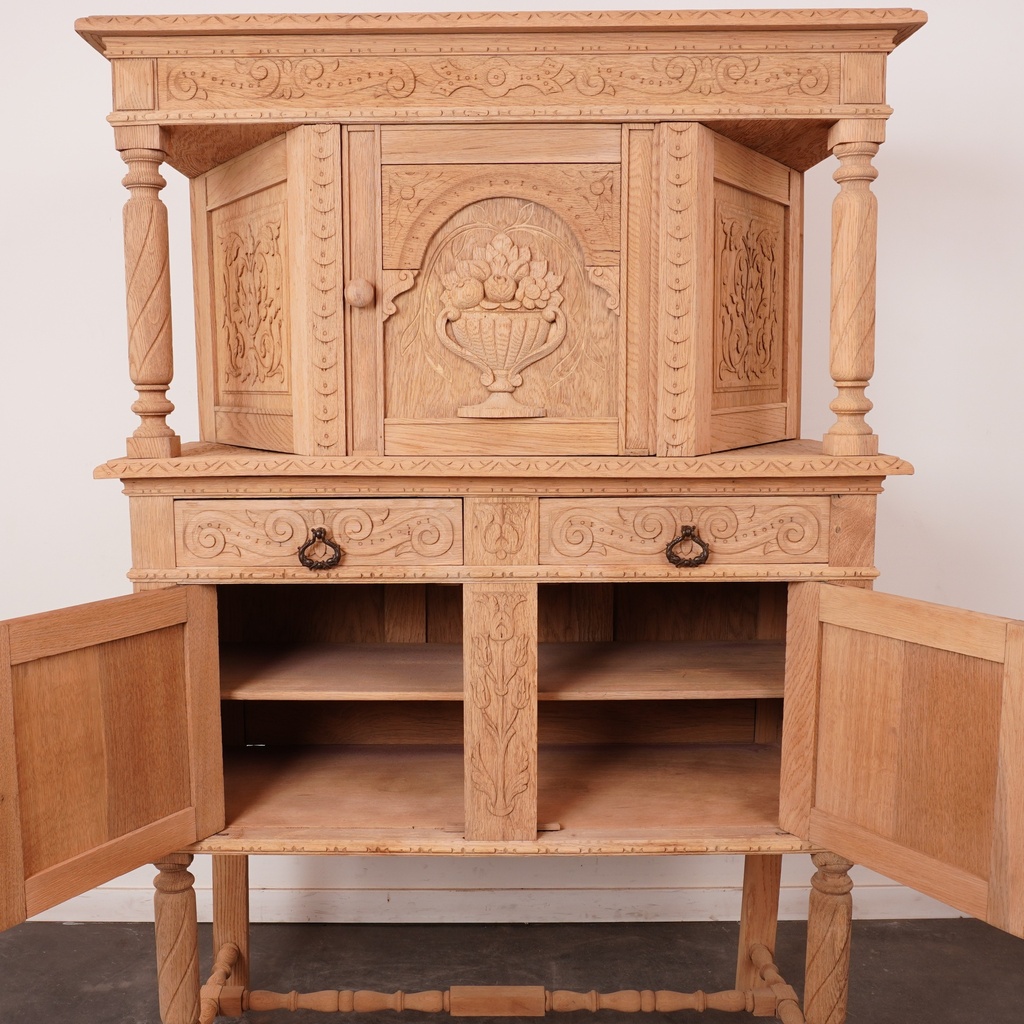 Meuble sculpté en bois aérogommé