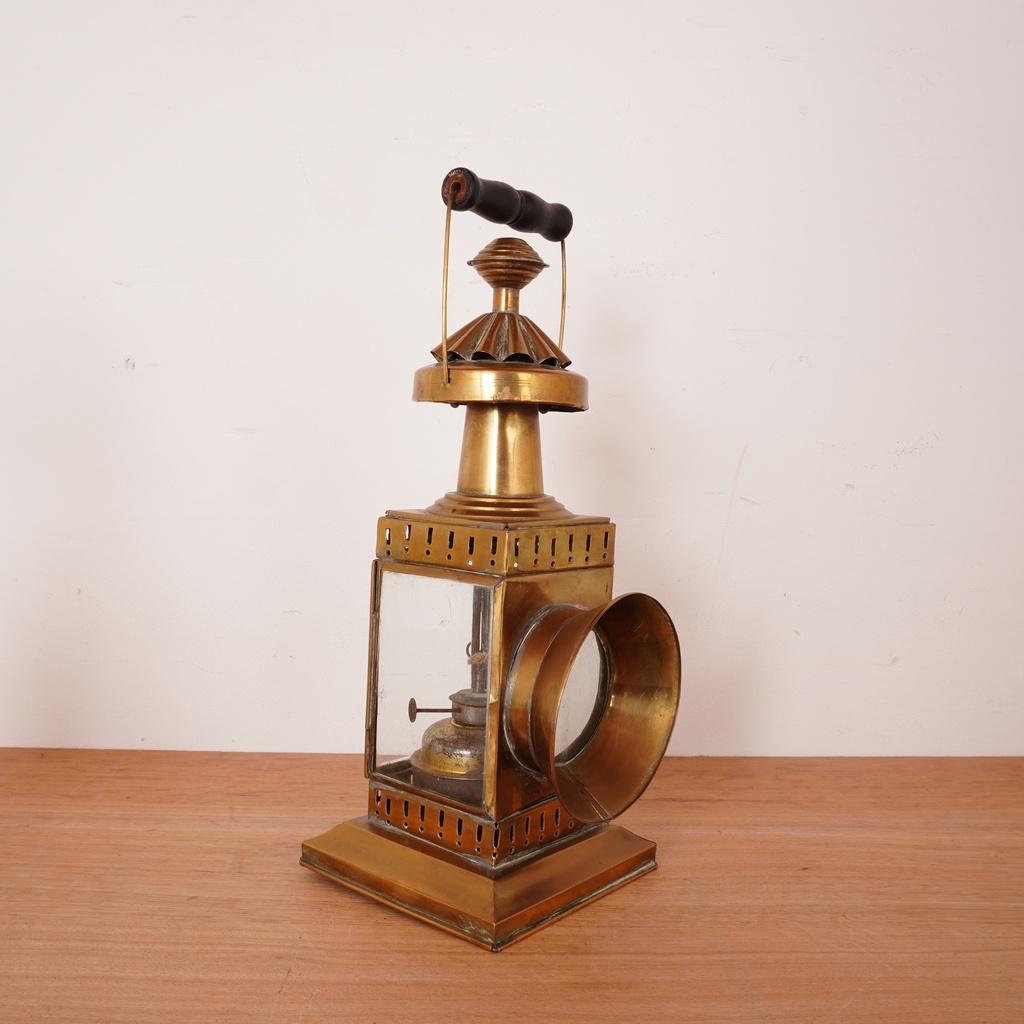 Lampe à pétrole ancienne