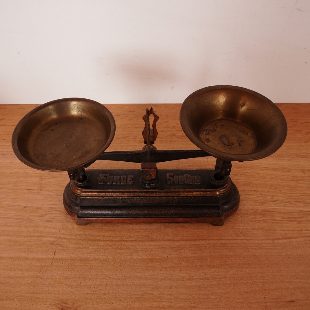 Balance en fonte ancienne