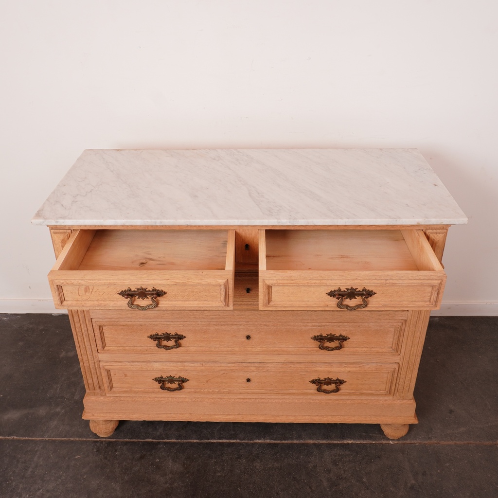 Commode en bois aérogommé