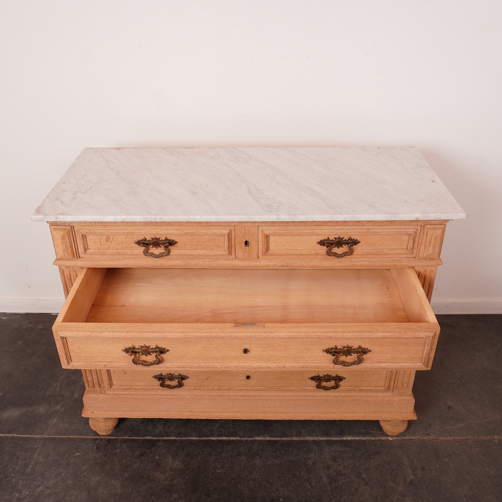 Commode en bois aérogommé