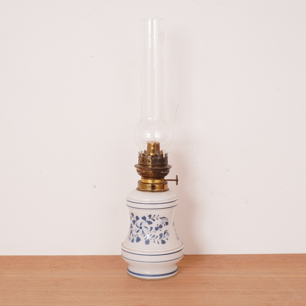 Lampe à pétrole opaline vintage