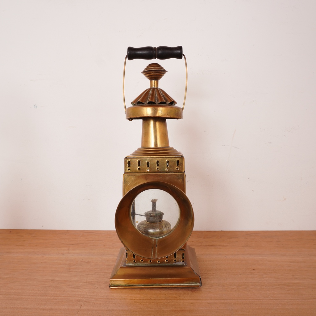 Lampe à pétrole ancienne