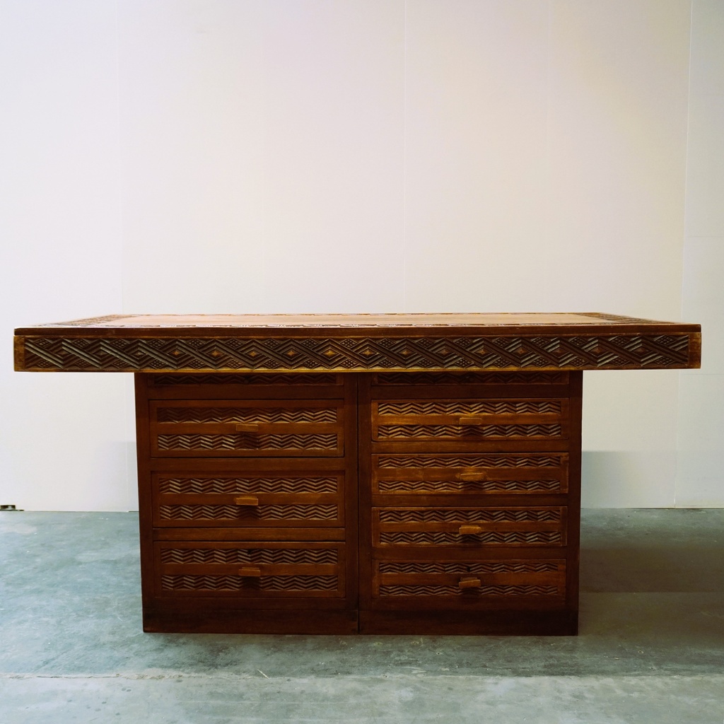 Ilot/bureau en bois sculpté