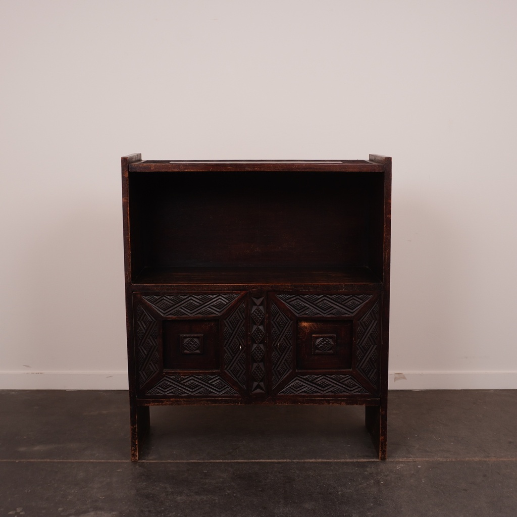 Meuble buffet en bois sculpté