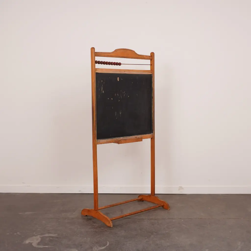 Tableau noir sur pied en bois vintage