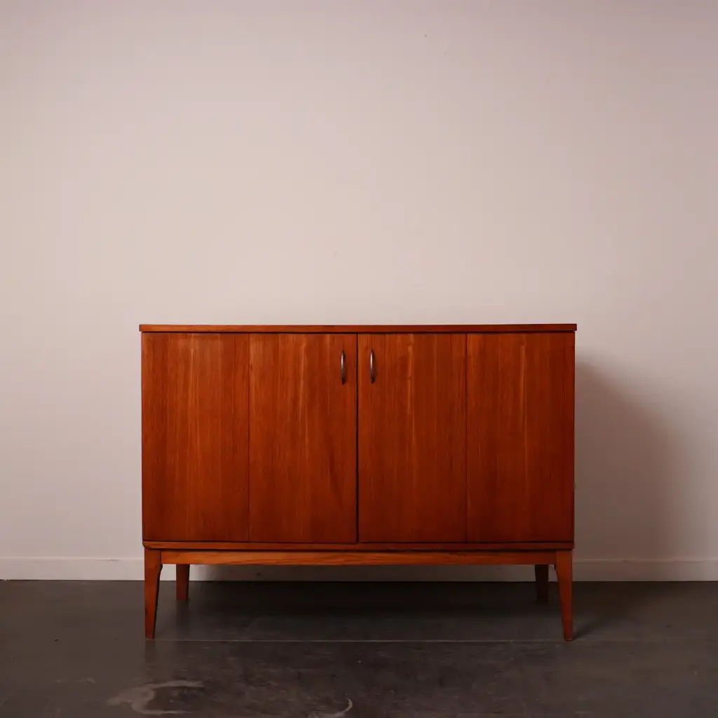 Meuble bas en bois vintage