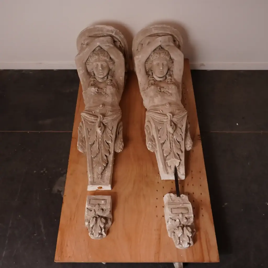 Paire de cariatides anciennes