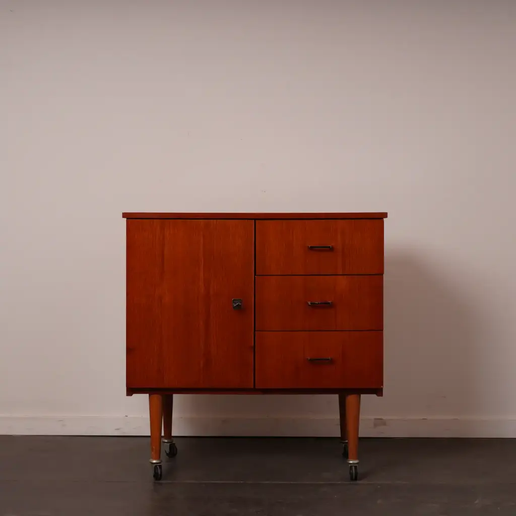 Meuble bas à roulettes vintage