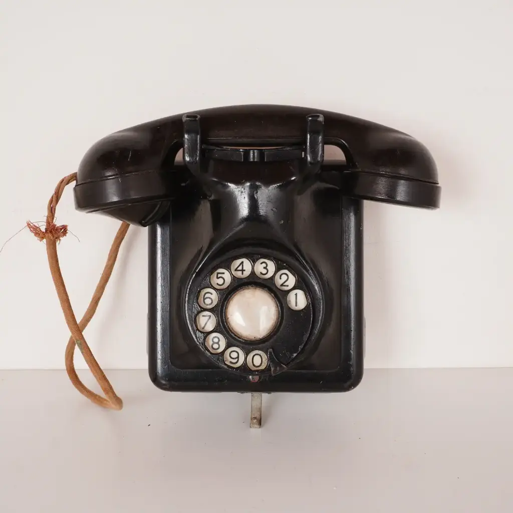 Téléphone mural en bakélite
