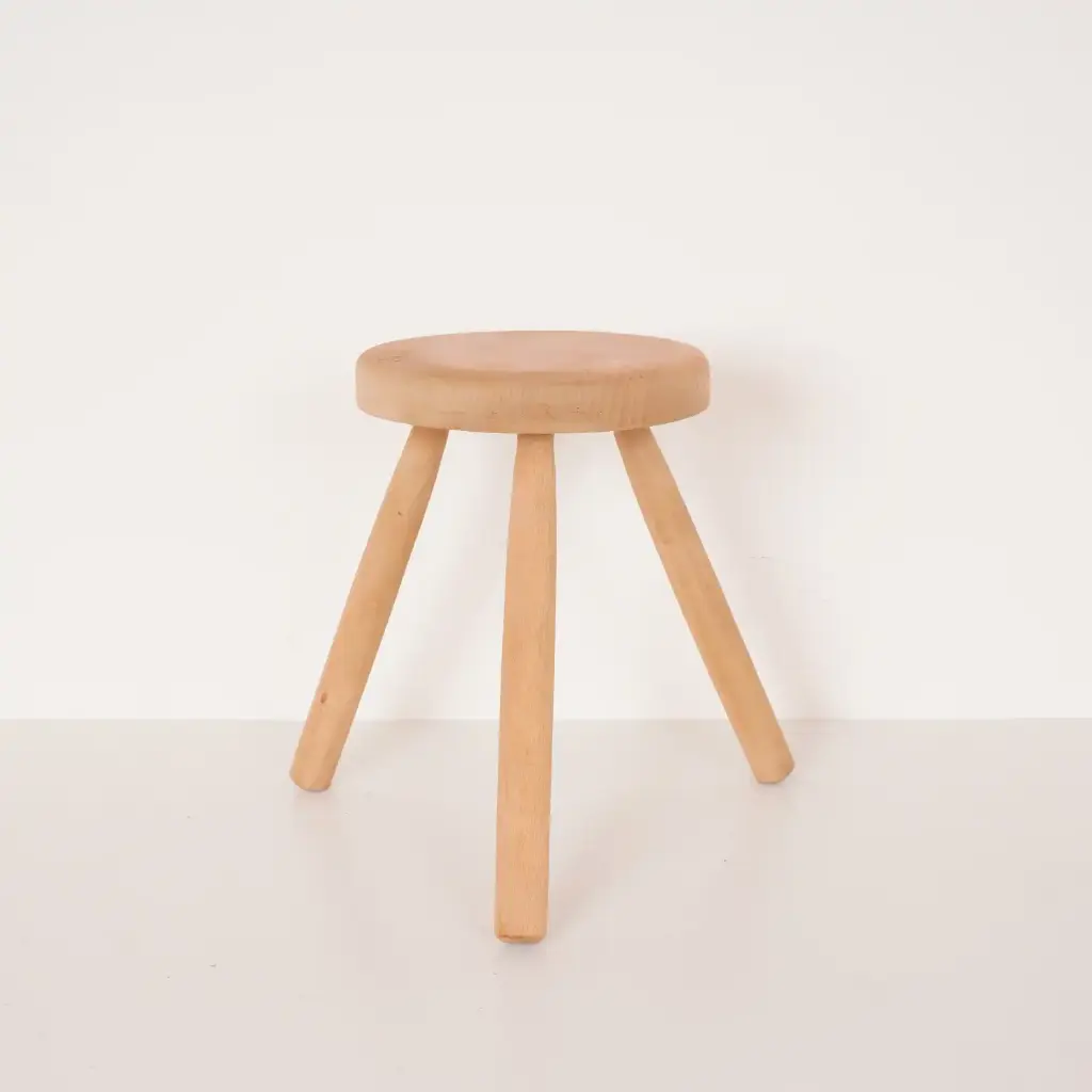 Tabouret tripode en bois aérogommé