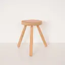 Tabouret tripode en bois aérogommé