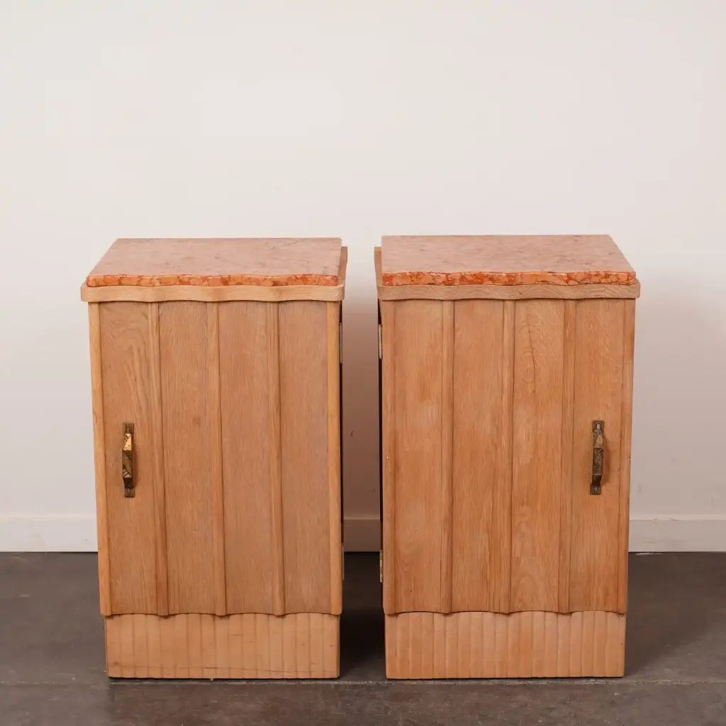 Paire de tables de nuit en bois aérogommé