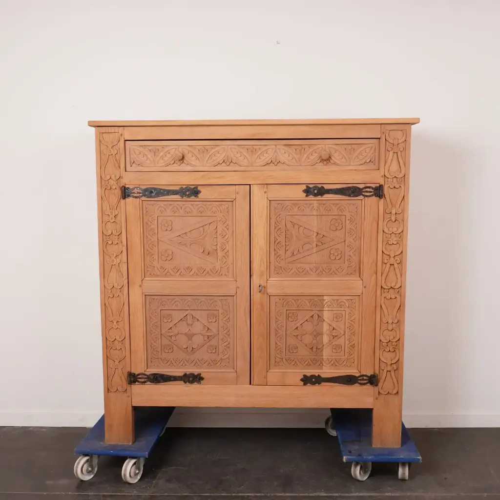 Buffet haut en bois aérogommé